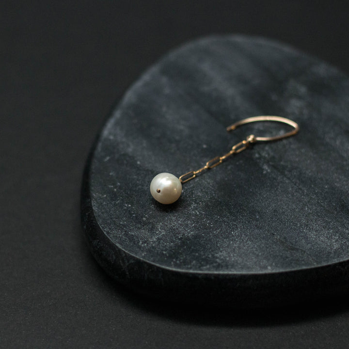 round pearl elongated chain drop earrings - valentshop.com