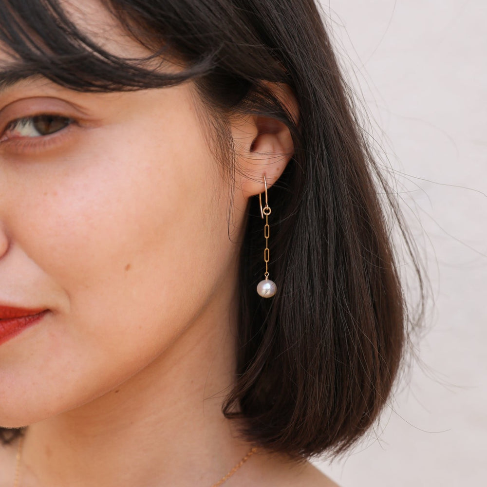 round pearl elongated chain drop earrings - Valentshop Jewelry