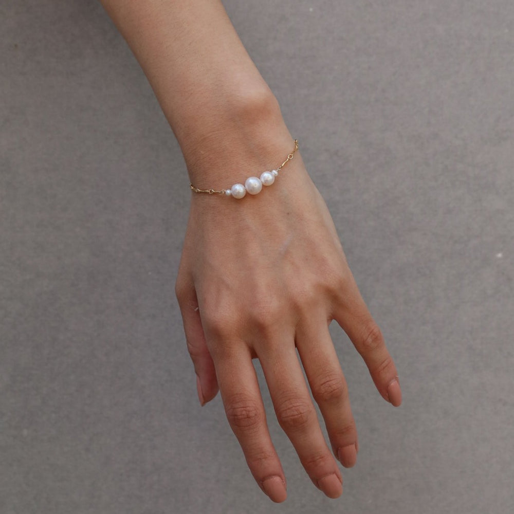 graduated five-pearl and gold bar bracelet - Valentshop Jewelry